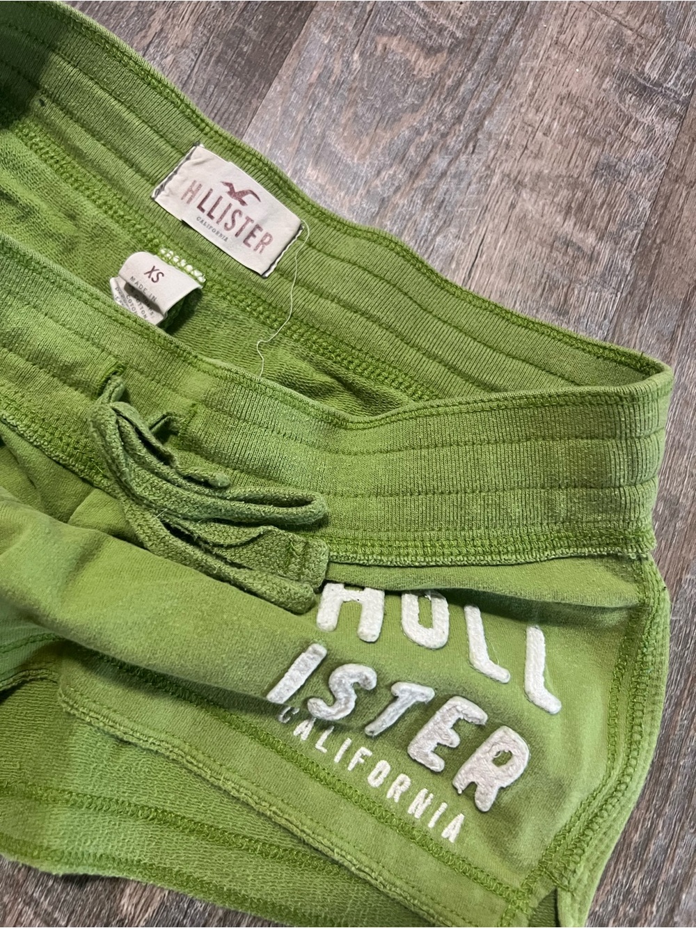 Hollister Turquoise Tee with Olive Green Drawstring Shorts - Picture 4 of 4
